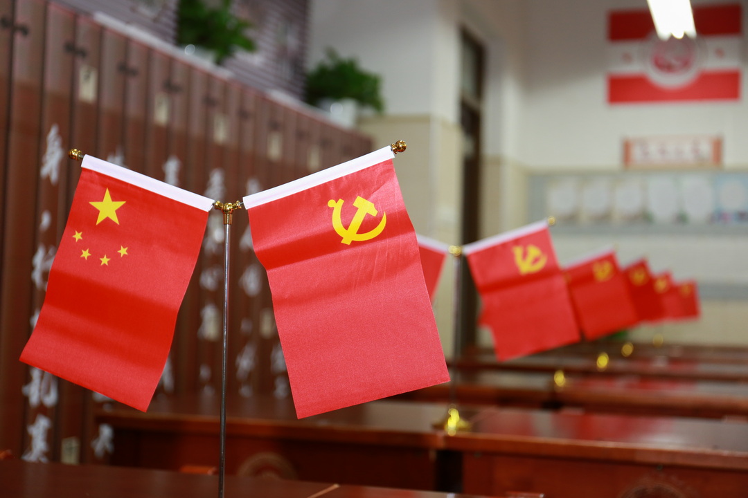 开展“少年意气青春梦 丹心赤诚那抹红”文化教室评比活动 (2)_调整大小.jpg